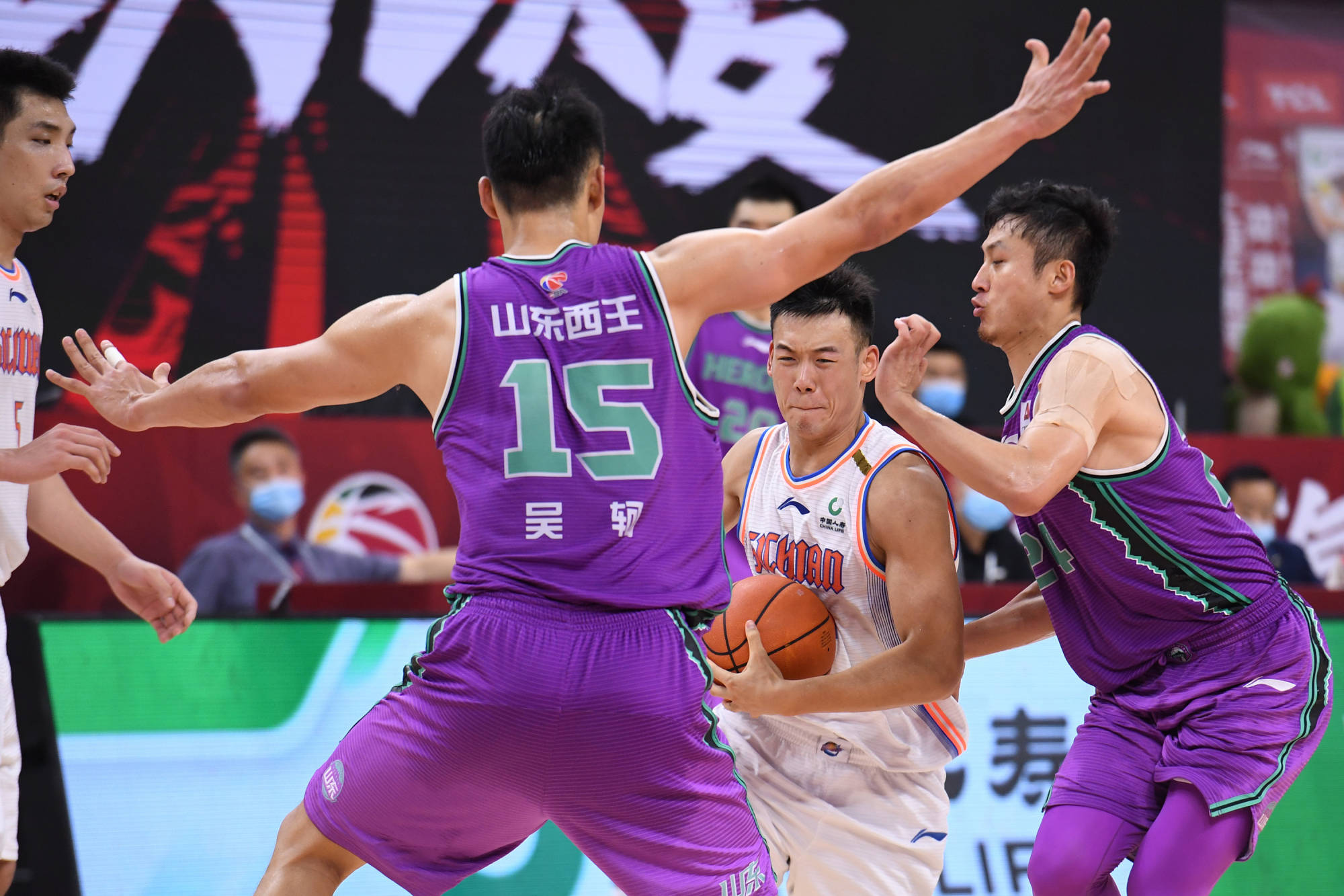 西甲赛程吃紧，金州勇士今夜战术微调，压力陡增，训练强度明显提升